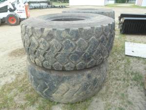 lot 8 image: Payloader Tires