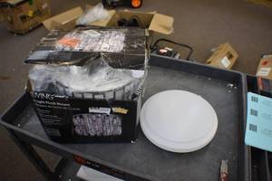 lot 26 image: Light fixtues