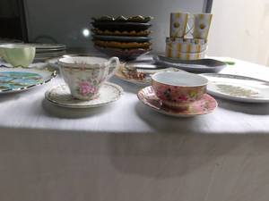 lot 21 image: Lot of dishware