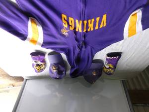 lot 22 image: Minnesota Vikings wear - Hoodie, 2 hats & mittens
