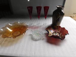 lot 23 image: 3 champagne glasses, 3 carnival bowls & a vase