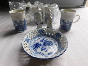 lot 25 image: Blue willow salt and pepper shakers, dish, 4 mugs made in England