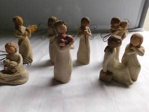 lot 26 image: 7 willow tree figurnes