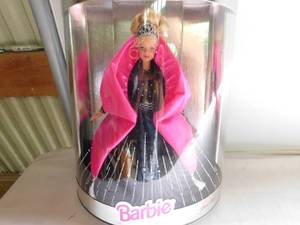 lot 38 image: 1998 happy holiday barbie
