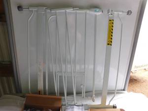 lot 46 image: Carlson products metal pet gate