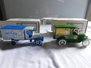lot 60 image: 2 Jim Beam Ertyl Banks in original boxes with Keys
