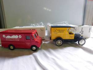 lot 63 image: 1990 & 1991 Jim Beam Ertyl Banks in the Original Box with Keys