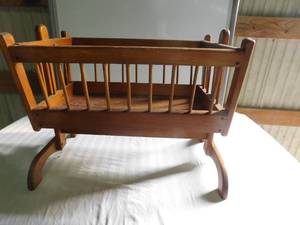 lot 77 image: Doll Cradle