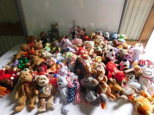 lot 122 image: 125 beanie babies with tags