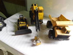 lot 124 image: 3 Tonka trucks