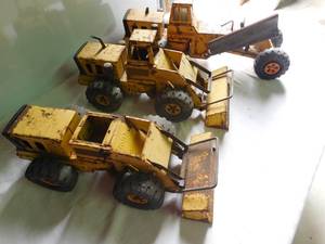 lot 125 image: 3 Tonka trucks