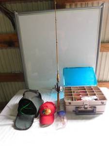 lot 157 image: Fish finder, fishing rod Tackle W tackle, Hat