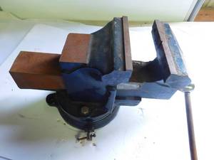 lot 187 image: Large vise
