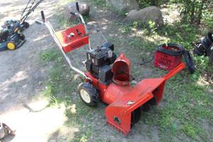 lot 25 image: Montgomery Ward TMO 35275 24 Gas Snowblower