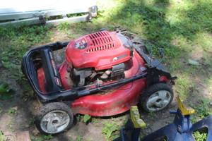 lot 29 image: Toro 20017 Personal Pace 20 Push Assist Lawn Mower