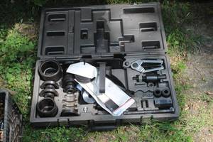 lot 36 image: Matco Tools HUB35E Hubster Elite Bearing & Hub Remover Kit