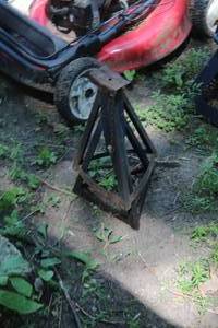 lot 40 image: Lot of (2) Jack Stands