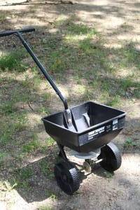 lot 57 image: Cyclone CB1000 True Temper Poly Hopper Broadcast Spreader