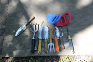 lot 78 image: Lot of (11) Gardening Hand Tools - Shovels, Claws, Picks