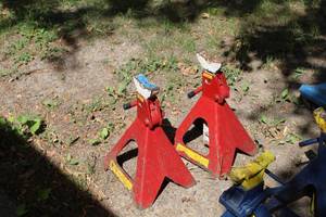 lot 83 image: Lot of (2) Jack Stands