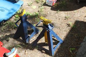 lot 84 image: Lot of (2) Jack Stands
