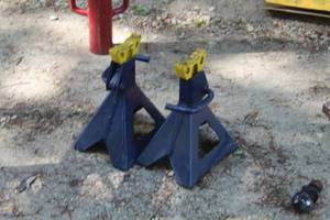 lot 149 image: Lot of (2) Jack Stands