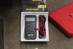 lot 273 image: Fluke 10 Multimeter