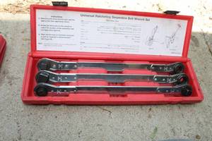 lot 284 image: Serpentine Belt Wrench Set w Plastic Case