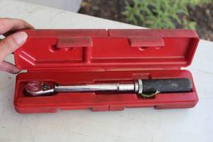lot 290 image: Matco Tools TRA200 14 Drive Torque Wrench w Plastic Case