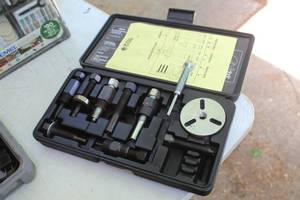 lot 292 image: Clutch Hub PullerInstaller Kit w Plastic Case