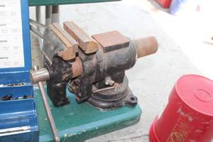 lot 490 image: 5 Grip Bench Vise