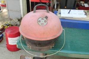 lot 492 image: Kettle BBQ Charcoal Grill