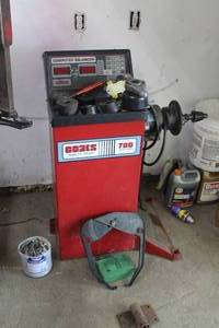 lot 3 image: Coats 700 Solid State Direct Drive Wheel Balance Machine with Wheel Weights, Tire Gauge