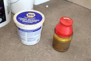 lot 515 image: Wheel Bearing Grease and Packer