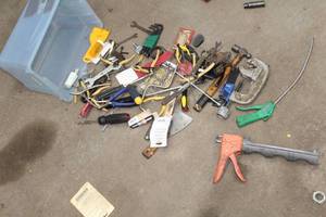 lot 530 image: Lot of (1 Tote) Hand Tools - Hammer, Screwdrivers, Caulk Gun