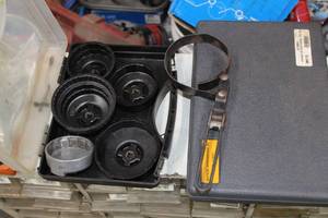 lot 536 image: Oil Filter Cap Wrench Set w Plastic Case