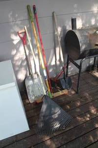 lot 543 image: Lot of (6) Hand Tools - (2) Rakes, (2) Shovels, (2) Brooms
