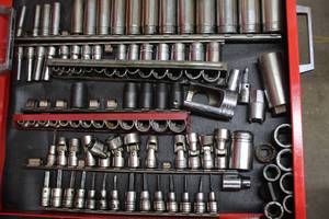 lot 211A image: Hand Tools w Sockets
