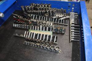 lot 233 image: Hand Tools - 38 Drive Sockets