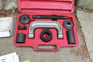 lot 178 image: Automotive Tool w Case