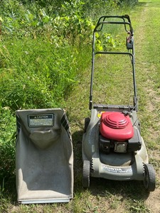 lot 47 image: Honda Lawn Mower