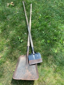 lot 92 image: Shovels
