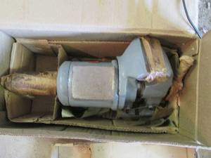 Brand new large bench vise in box (...