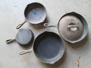 Set of 4 skillets (see photos )...