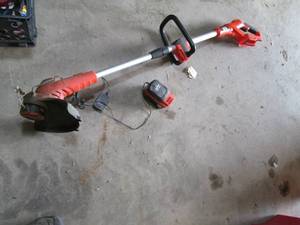 Black & Decker 24volt weed whip wit...