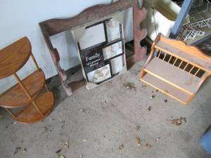 Tote of home decor and wall hanging...