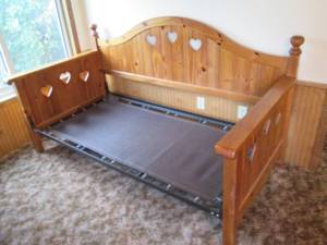Wood frame day bed 81.54245...