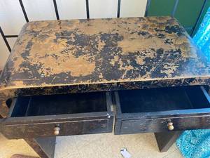 lot 501 image: Cute Desk, Needs TLC