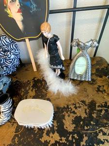 lot 502 image: Ladies Decor and Vintage Items