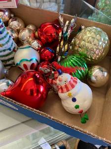 lot 245 image: Assorted Vintage Christmas Ornaments